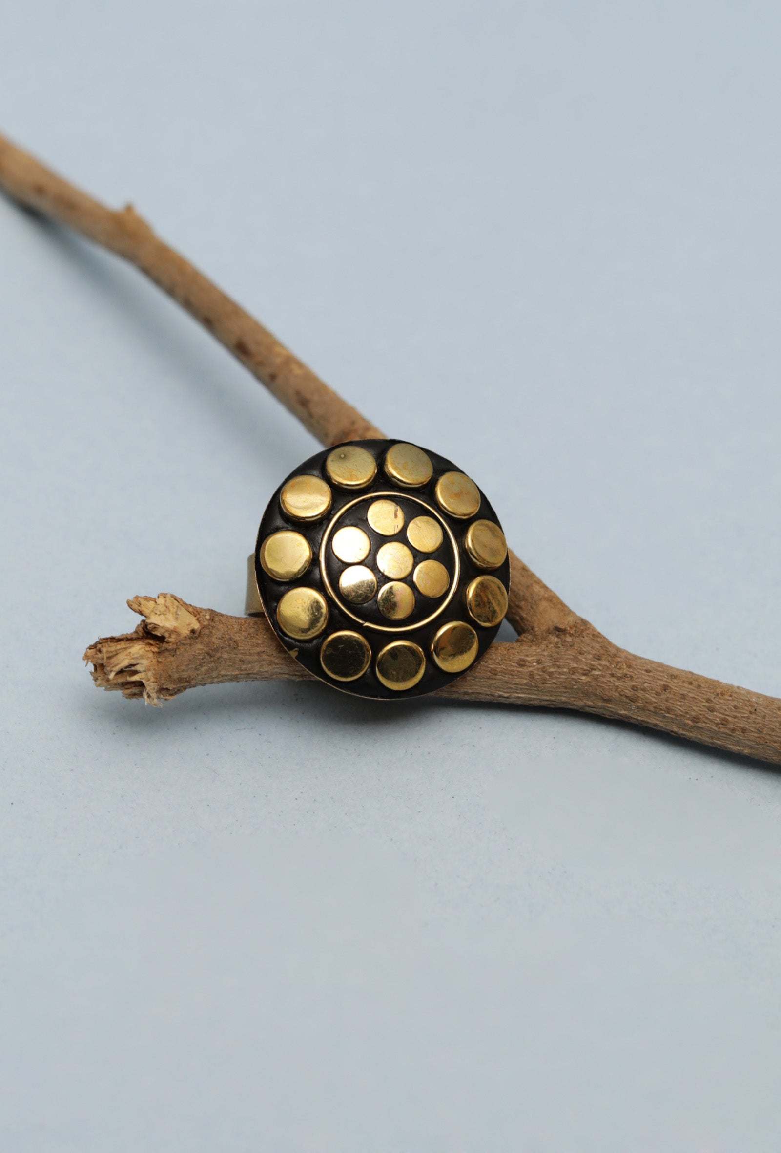 Laq Fashionable Light Weight Circular Gold/Black Color Ring