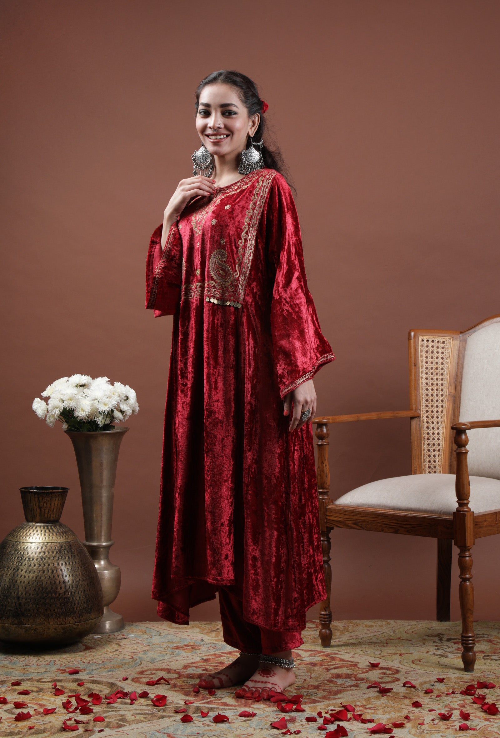 zareena-maroon-velvet-phiran-with-tilla-embroidery