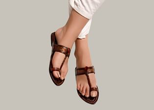 Kolhapuri Chappals - Buy Ladies Chappal Online at Best Price | Tjori â TJORI